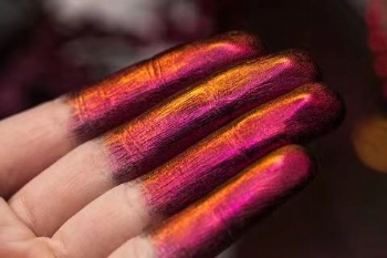 Flip flop chameleon mirror pigment